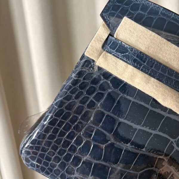 leu Indigo Shiny Niloticus Crocodile Birkin 25 Bag Front view of an artisan luxury Birkin 25 bag in Bleu Indigo shiny Niloticus crocodile leather with palladium hardware